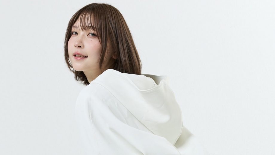 あまつまりな、丸見えショートパンツ