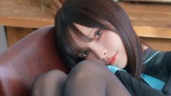 ゆゆ｜椅子の上で抱く