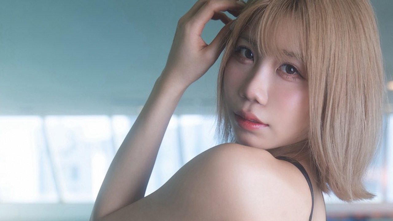 桜井はな｜プールサイドの静寂の画像1