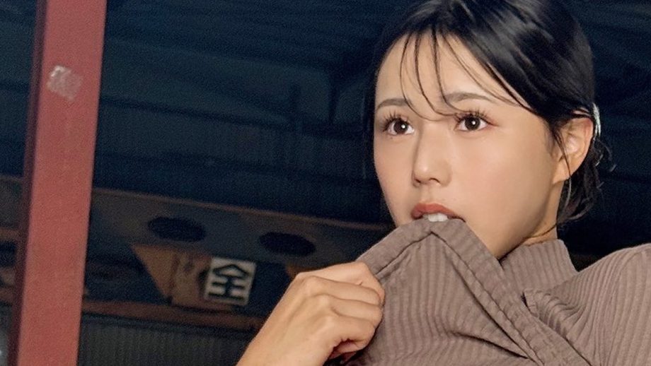 真木しおり｜鉄骨の影に咲く赤