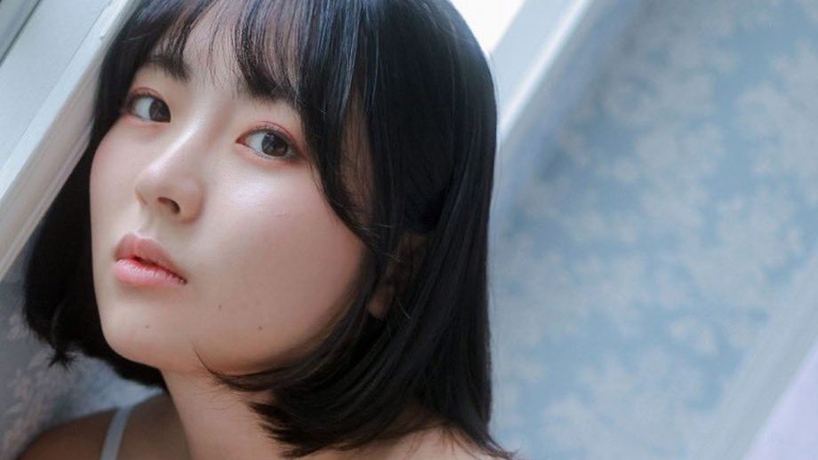 丸井桜子｜窓辺、光にほどける肩