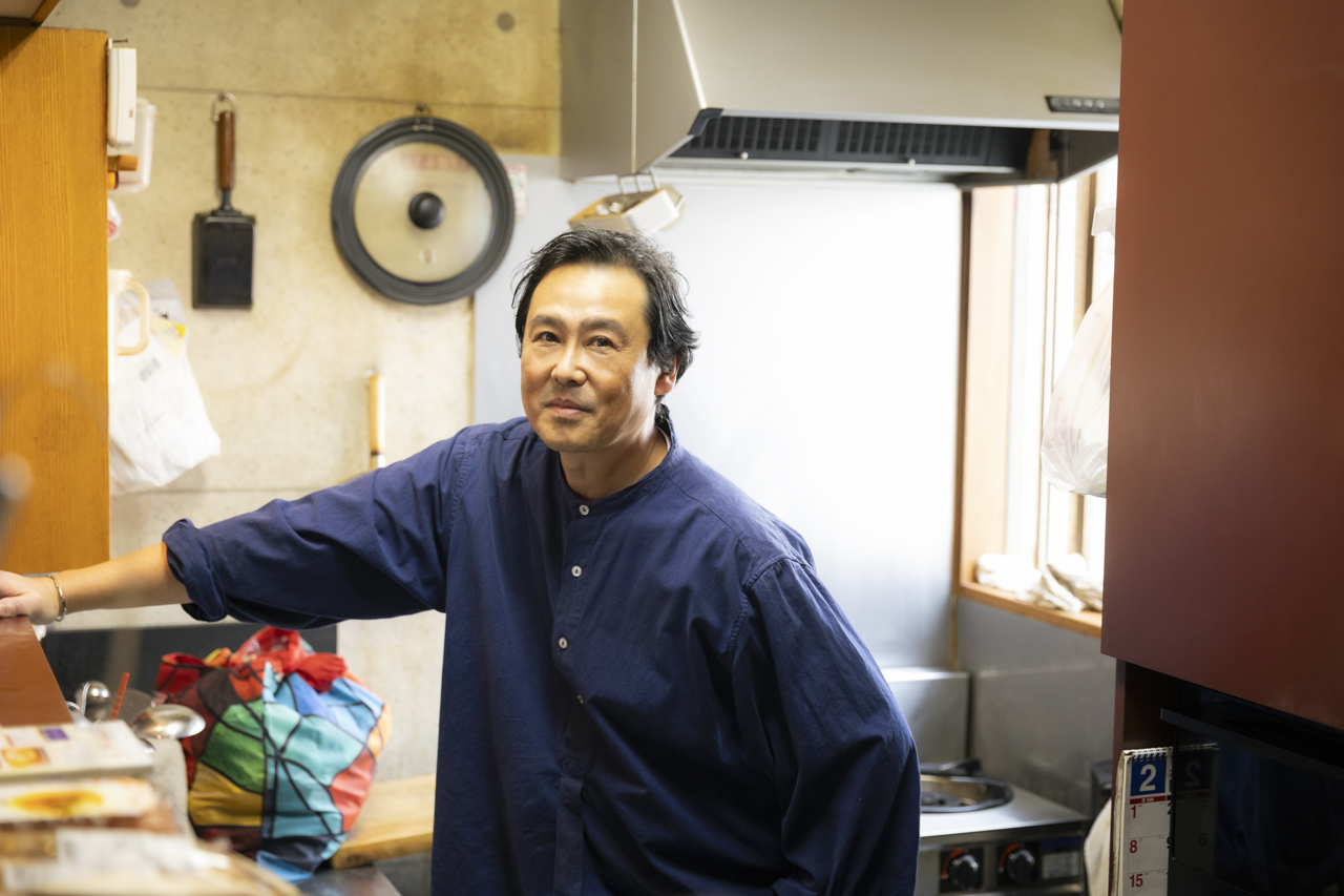 『教師びんびん物語』で一世を風靡した俳優・野村宏伸が還暦で挑んだ、役者と高田馬場でトンテキを焼く“二刀流”生活の画像1