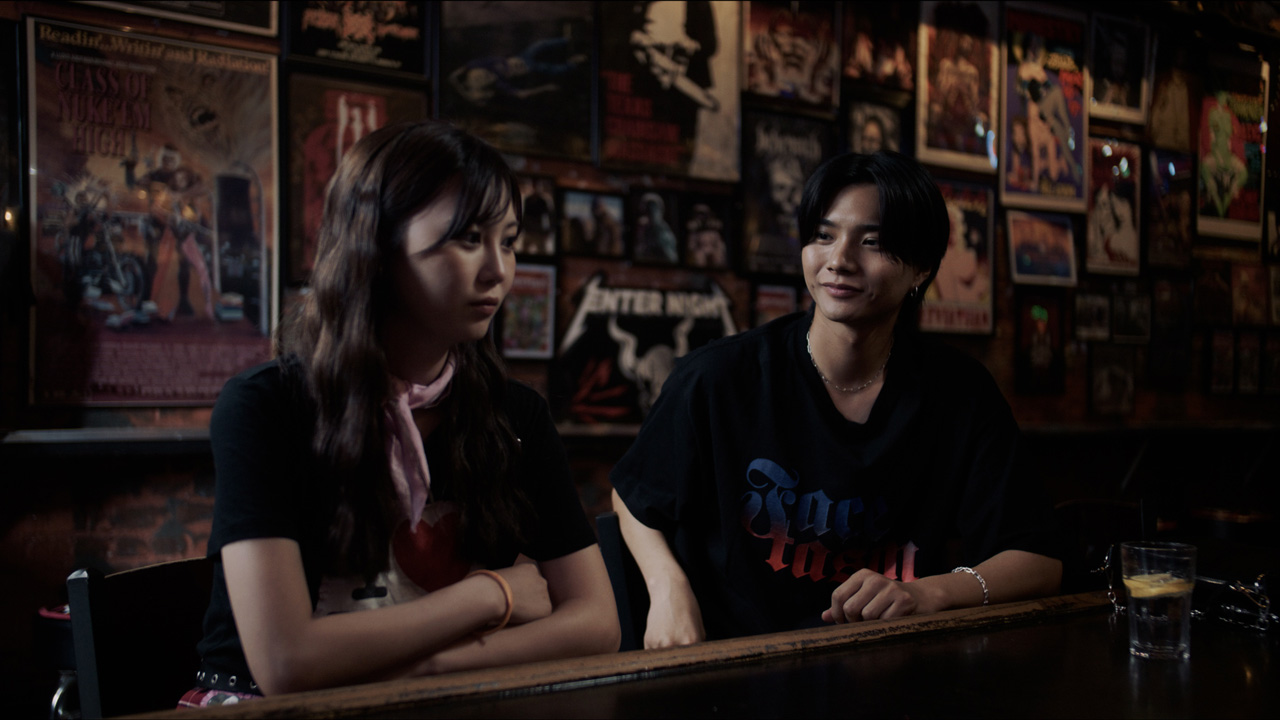 シイナ（三原羽依）は恋人のレン（中川勝就）とケンカ別れしてしまう