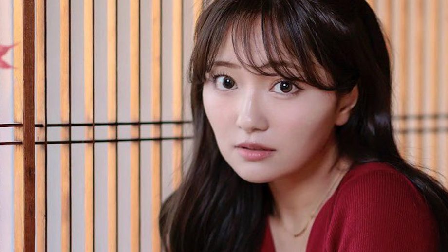 Aya｜書斎の午後、ほどける気配