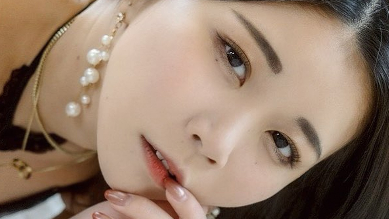 ミキティ。｜白昼のベッドに溶けるの画像1