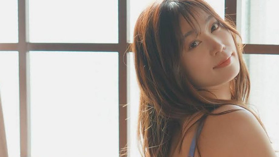 まえだみなみ｜窓辺の青いさざ波