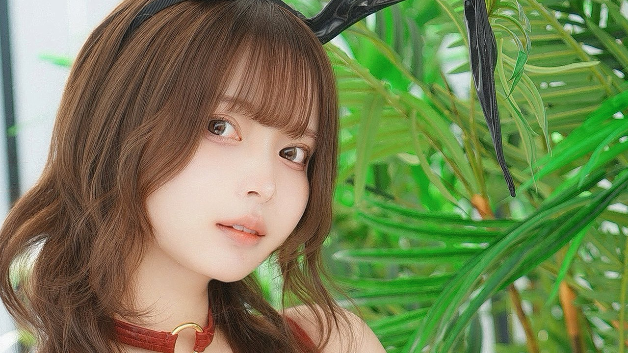 早瀬みる｜赤と黒の囁きの画像1