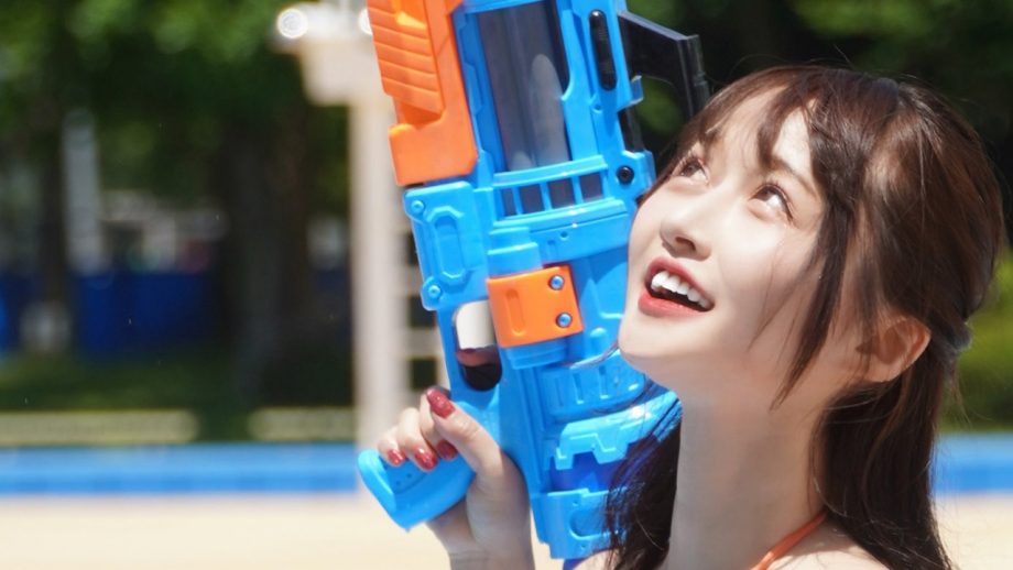 大庭すみ花｜真夏の水鉄砲