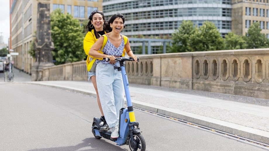 パリでは住民投票で“追放”　「街の嫌われ者」はLuupだけじゃない！ 世界で広がる電動キックボード規制