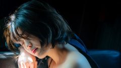 香月ちさ｜乱れかけのソファ