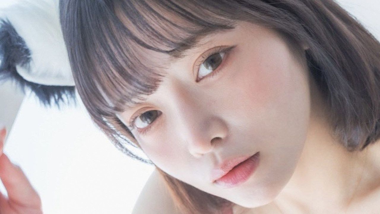 村上優香｜窓辺の美乳猫の画像1