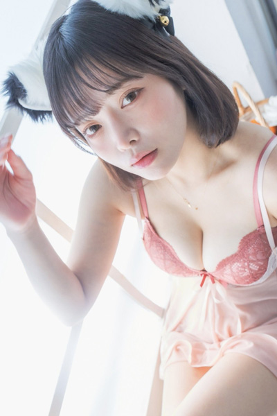 村上優香｜窓辺の美乳猫の画像2