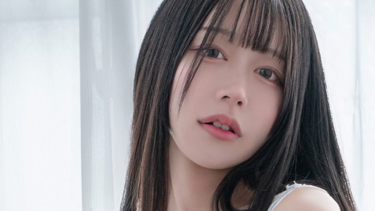 来栖かぴ｜窓辺でジャージ脱ぐの画像1