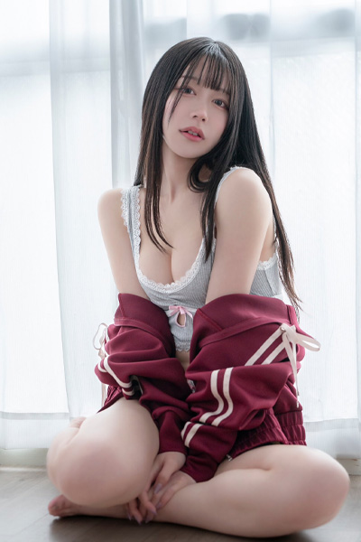 来栖かぴ｜窓辺でジャージ脱ぐの画像2