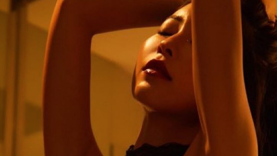 RINA TOEDA｜鏡の前のランジェリー