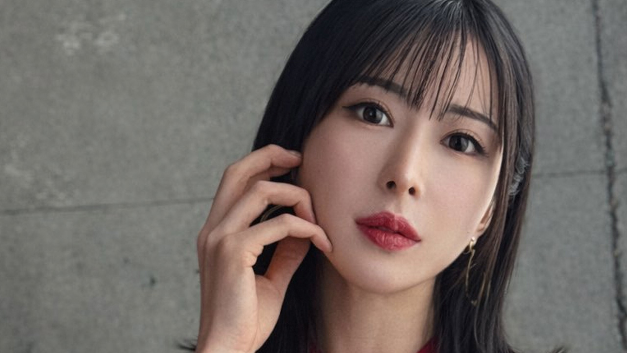 辻井ほのか｜赤いドレスの夜の画像1