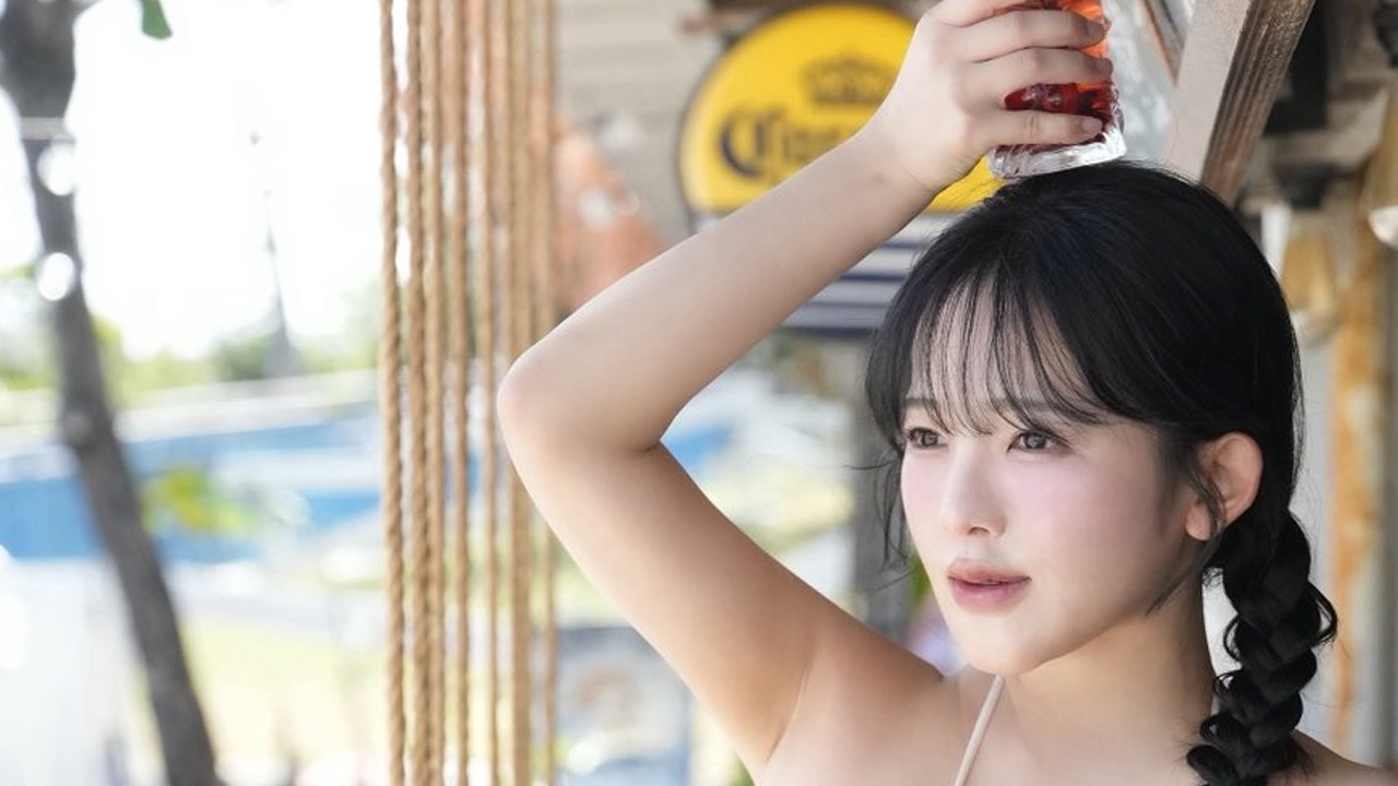 天木じゅん｜南国のカウンターで謎ポーズの画像1