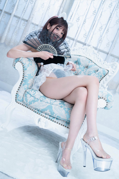 くろうさぎ｜白い幻想の椅子の画像2