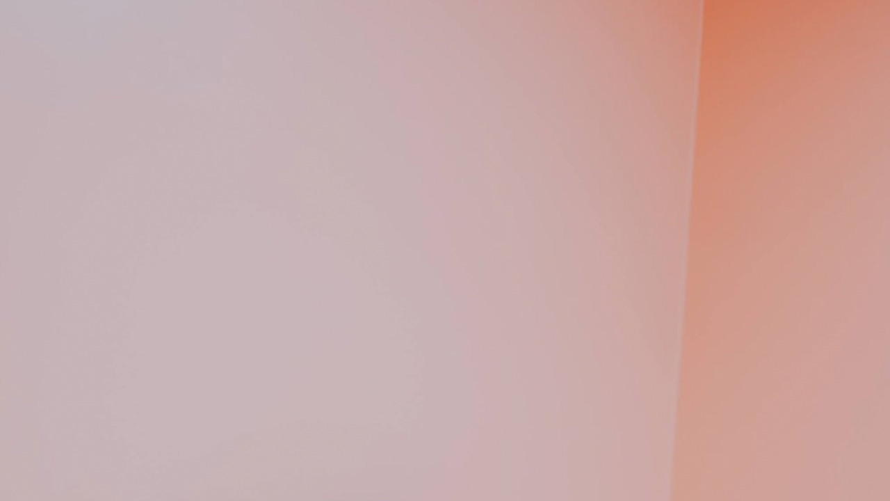 阿久津こてつ｜珊瑚色のソファの画像1