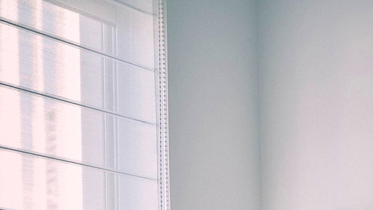 向日葵りお｜窓辺の揺らぎの画像1