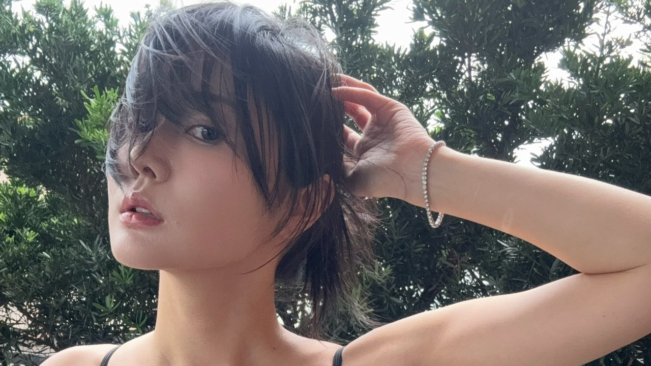 宮藤あどね｜黒い水着と夏の予感の画像1