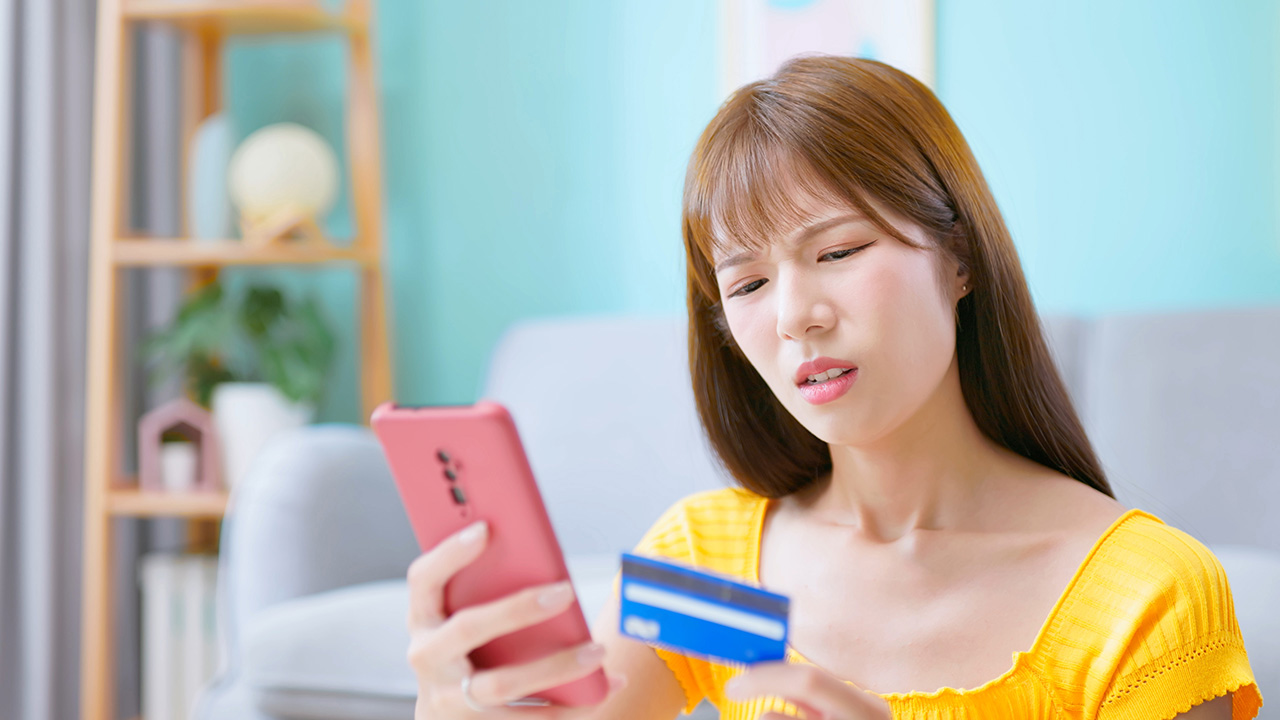 「給料が入ったら“変な名前の支店”の銀行口座に振り込んでいます」――分割払いで生活が立ち行かなくなった買い物依存の女性の画像1