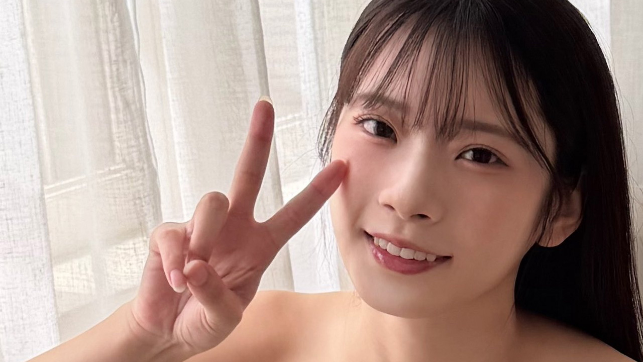 紅羽りお｜白いカーテンとピースサインの画像1