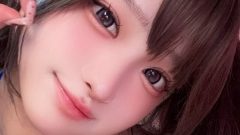 雪音氷菜｜青い稲妻、ピンクの部屋で微笑む