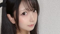 りっきゅん｜小さな悪魔は、白い壁の前で黙って笑う