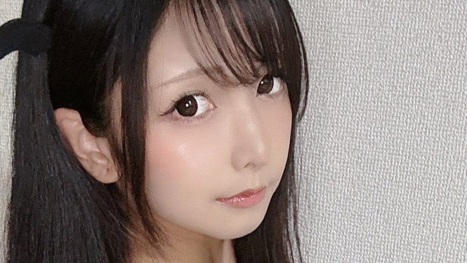 りっきゅん｜小さな悪魔は、白い壁の前で黙って笑う
