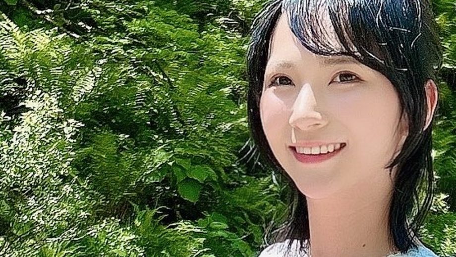 街山みほ｜川辺に立つ、夏のまぶしい約束