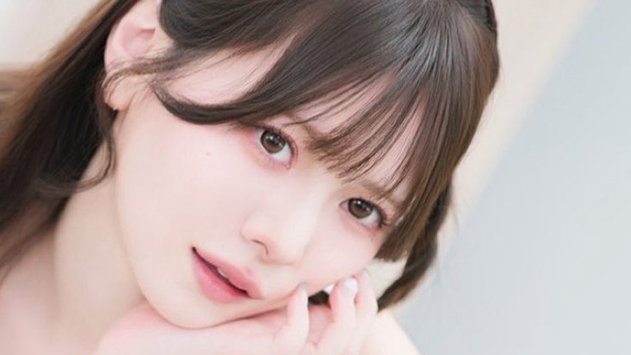 篠宮なほ｜白い椅子のそばで、恋は膝をつくの画像1