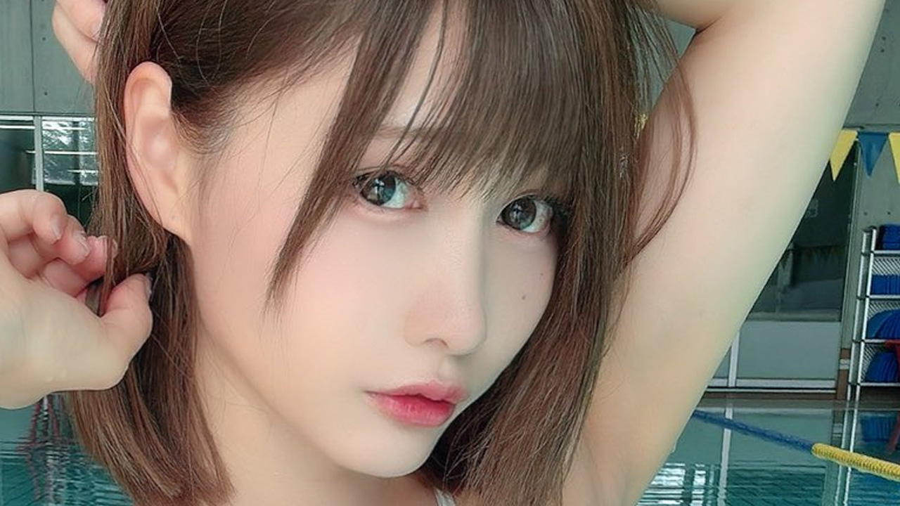 篠原みなみ|水色のプールに、夏の妖精が立ち上がるの画像1