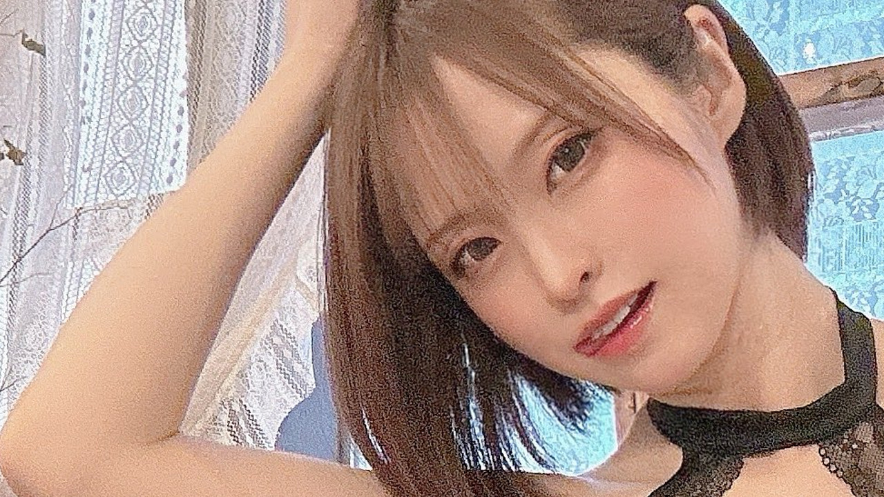 ちちゃん｜黒いレースは、午後の椅子で夢を見るの画像1