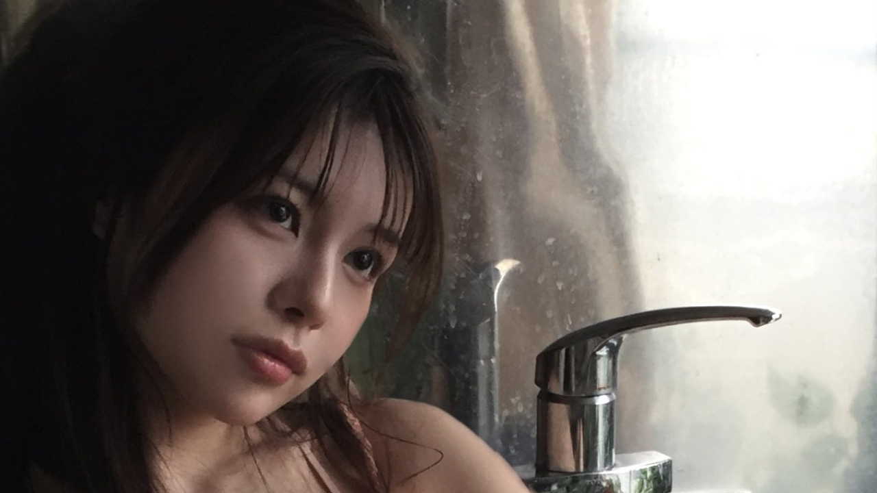 松田実桜｜台所に座る、朝焼けの人魚の画像1