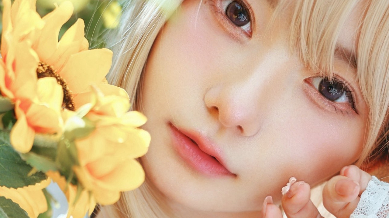 いなりちゃん｜ひまわりを抱く白狐は、夏の夢を隠しているの画像1