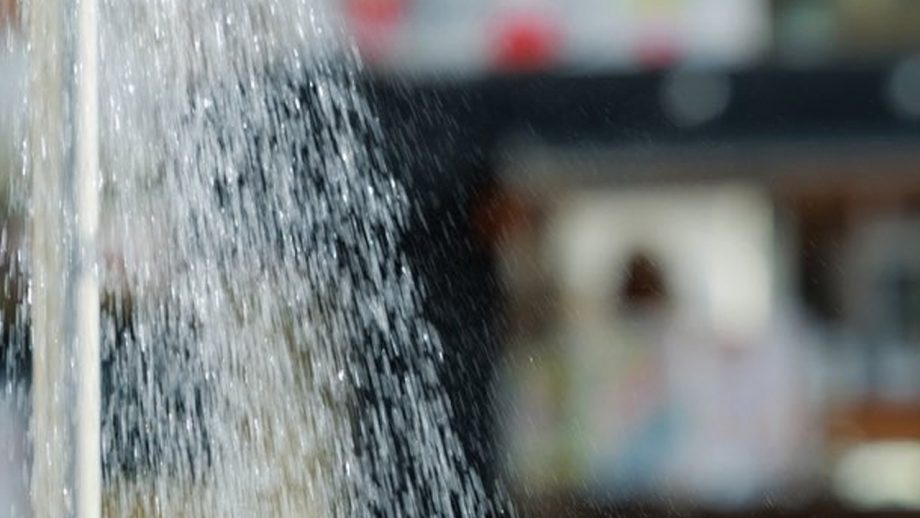 小松花恋｜水しぶきの向こうに、振り返る夏がいた