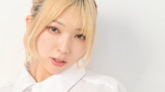櫻井まち｜白いシャツの下の、赤い秘密