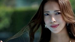 宇佐美なお｜金の水着で、昼のプールを支配する