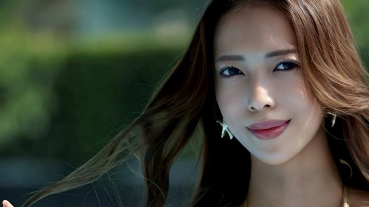 宇佐美なお｜金の水着で、昼のプールを支配するの画像1