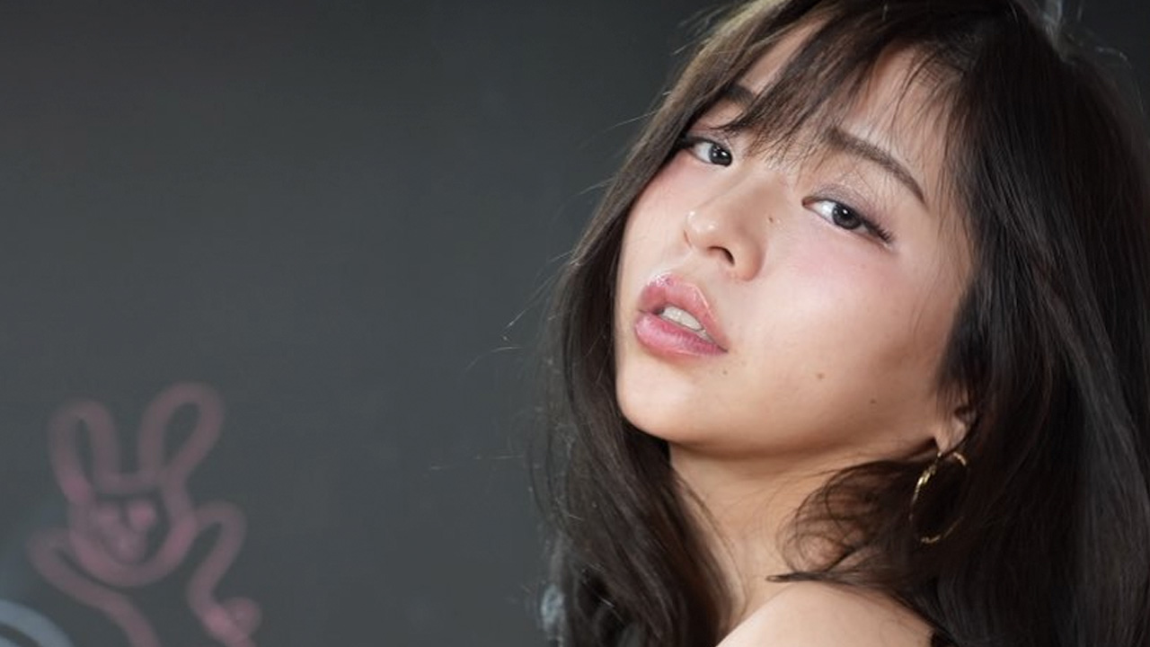 柚月美美｜煉瓦の壁に寄りかかる、黒い残響の画像1