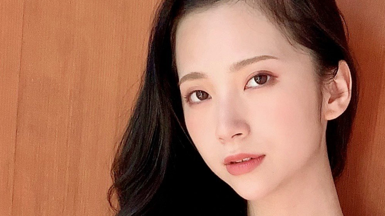 街山みほ|木の壁にもたれる、白いレースの画像1