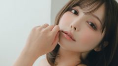 水沢あお｜ワイン色のブラと、黒い脚線