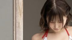 伊関あみ｜黒いワンピースの下で、さくらんぼが揺れる