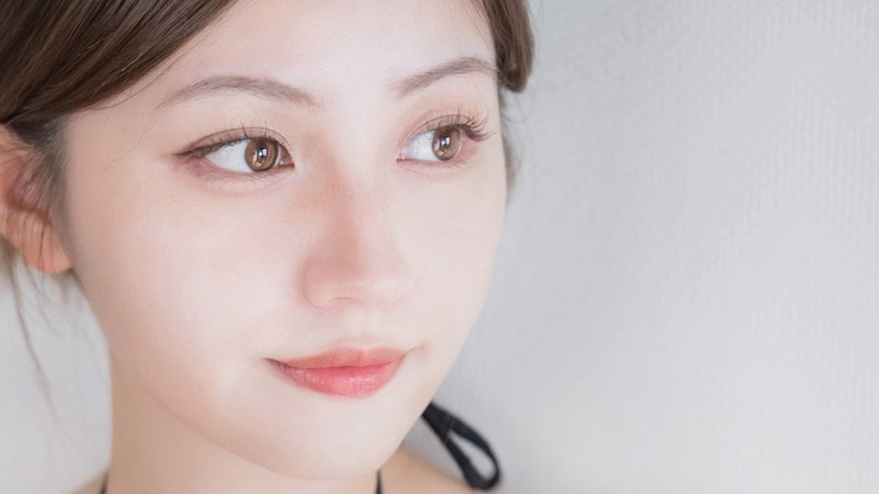 花咲楓香｜黒い花びら、水際の横顔の画像1