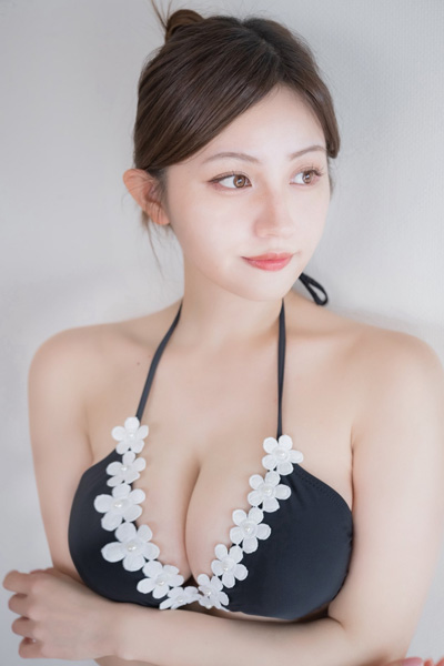 花咲楓香｜黒い花びら、水際の横顔の画像2
