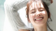 小池里奈｜窓辺で笑う、レモン色の朝