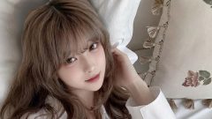 Hina｜白シャツのベッドで、朝がほどける