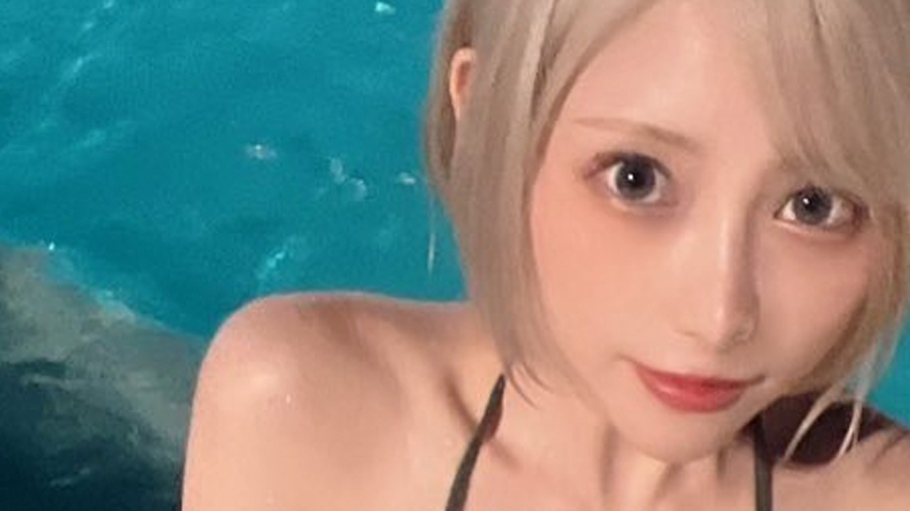 篠崎こころ｜プールサイドの夜、黒は水より深いの画像1