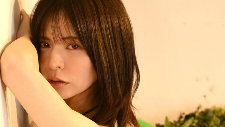 紅羽祐美｜赤い横顔、壁際の火照り